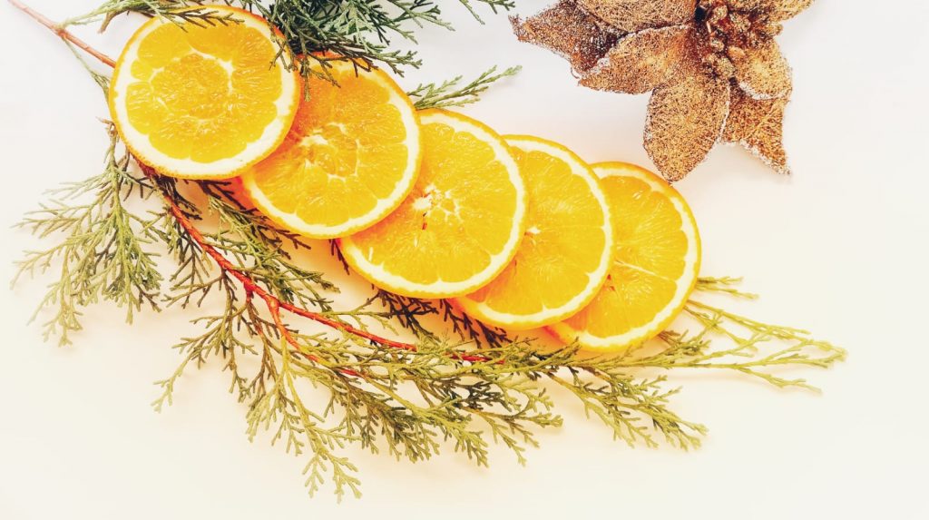 adornos de navidad con rodajas deshidratadas de naranja