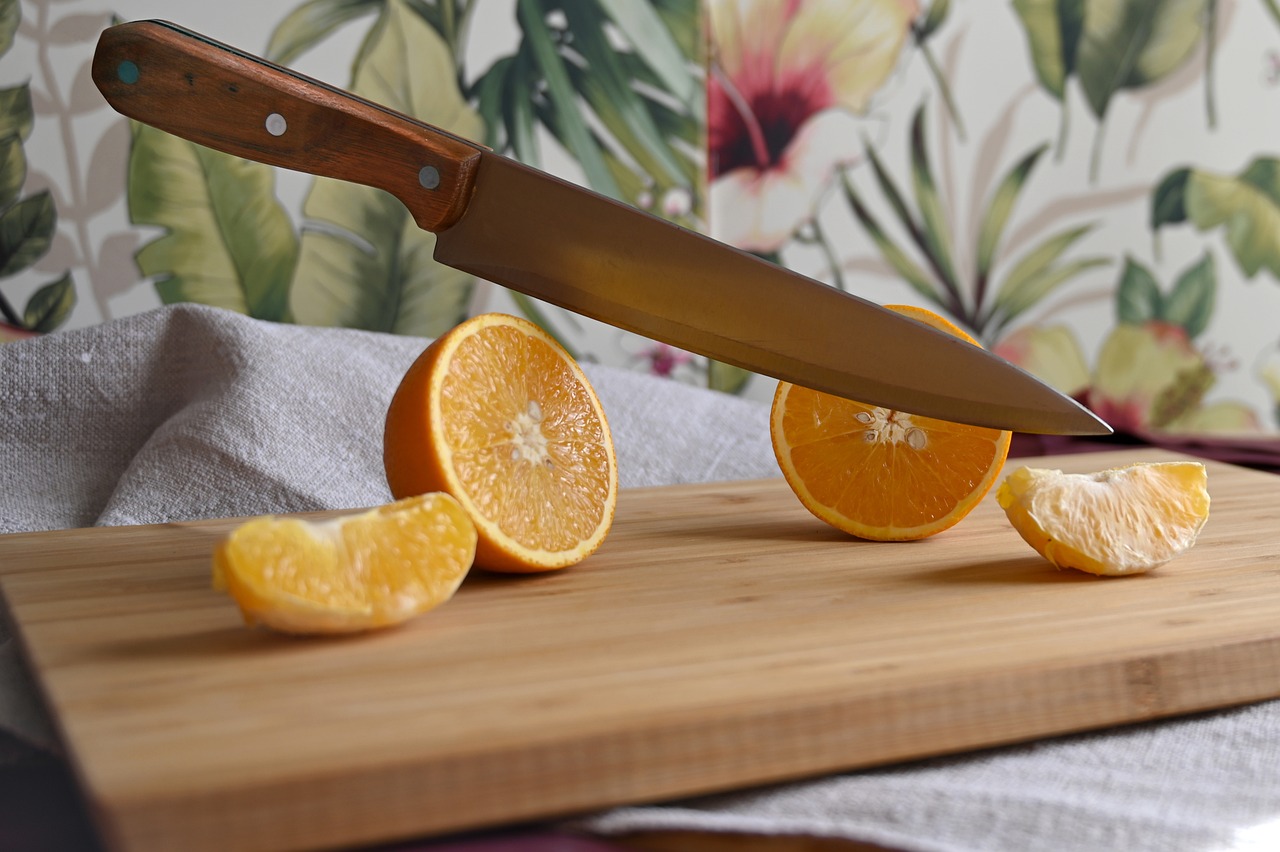 naranja cortaba en tabla